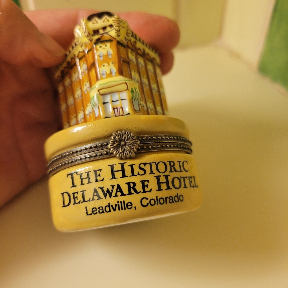 Vintage America Yellow Historic Hotel Accent